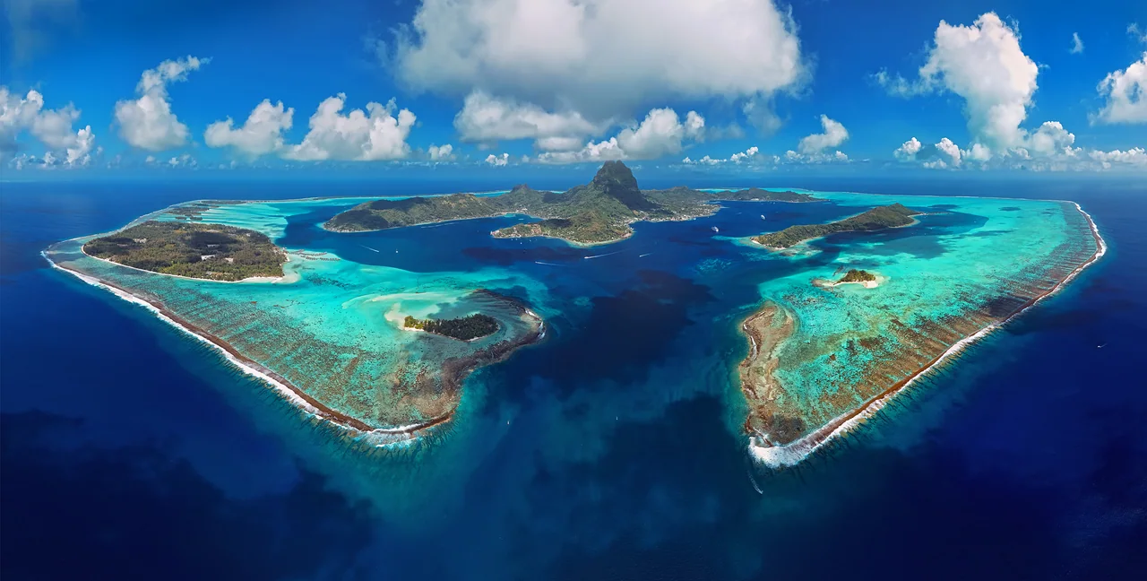 Vue aérienne de Bora Bora et de son lagon turquoise