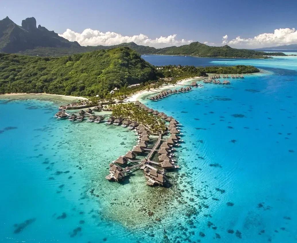 Bungalows sur pilotis dans le lagon de Bora Bora