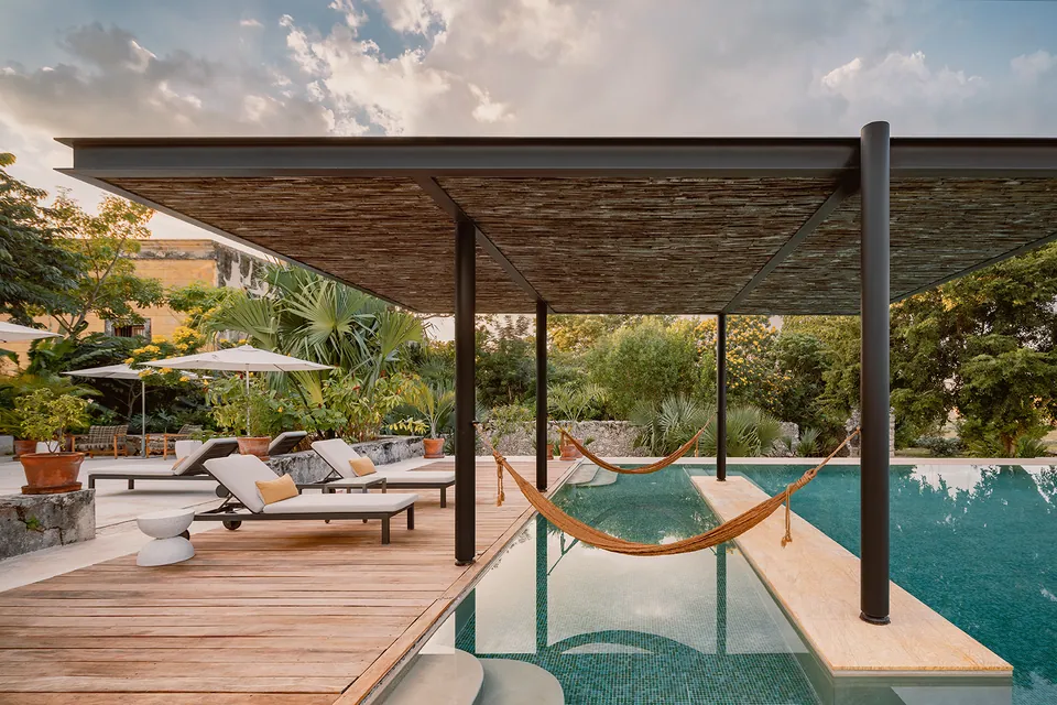 La piscine et les hamacs de la Hacienda San Antonio Hool