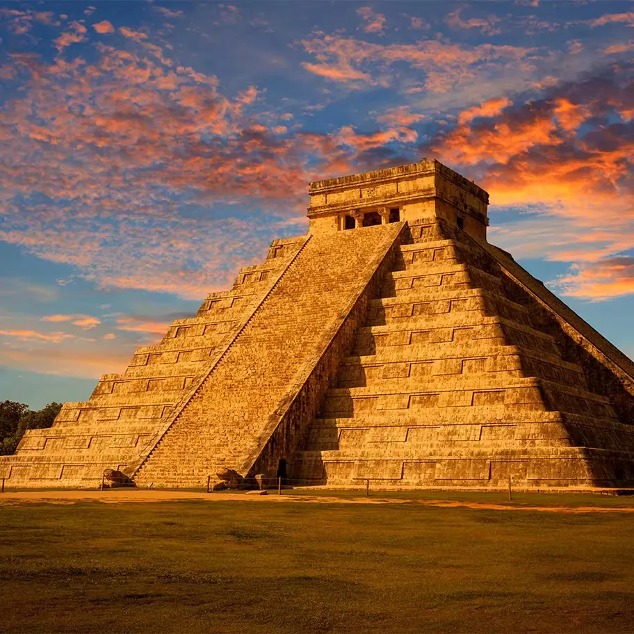 La pyramide El Castillo à Chichén Itzá sous un ciel de coucher de soleil